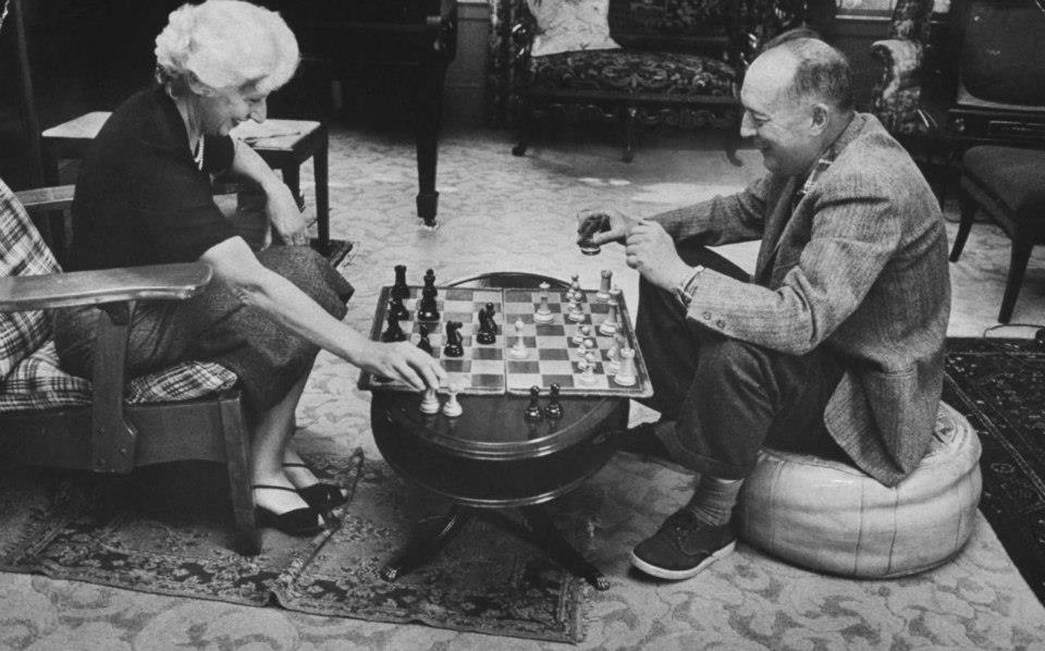 Pisarz Vladimir Nabokov gra w szachy z żoną Verą