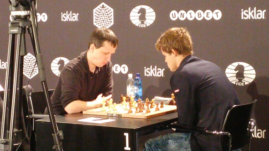 W obustronnym niedoczasie Carlsen zaryzykowal, stal gorzej, ale wygral.