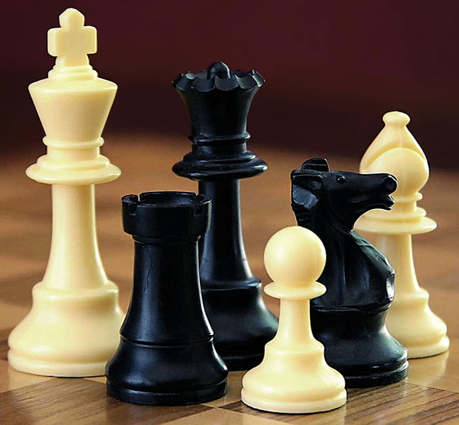 647px-chessset